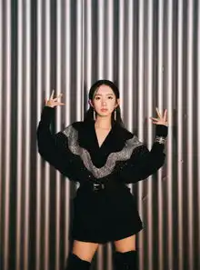 孟美岐就适合暗黑性感风造型,钢管铁栏跟她相配,有种野性美