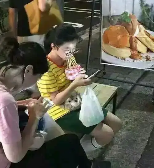 搞笑中间的同学还真幸运了,太阳独宠你一个啊