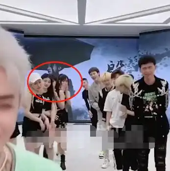 千万男网红直播玩噱头被四个美女抬着讲话,还把女孩重摔在地