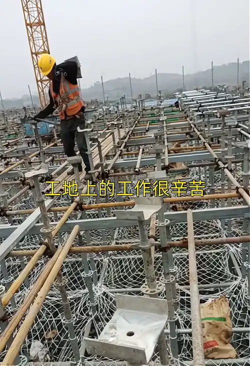 贵州女子在工地打工,和一屋男人和睦相处,他们都把我当兄弟