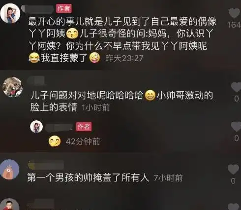 佟丽娅回老家见女友,两位美女贴脸合影,可爱又好看
