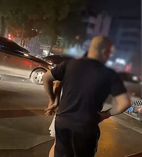 拥抱摸腰十指相扣,女司机肇事后竟想靠美人计私了,网友这大哥太难了