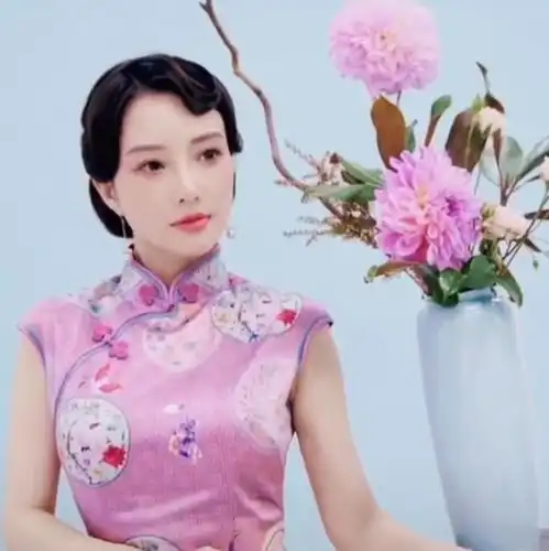 李小璐发新歌复出,晒女儿旗袍合照,甜馨打扮成熟眼里无光大变样