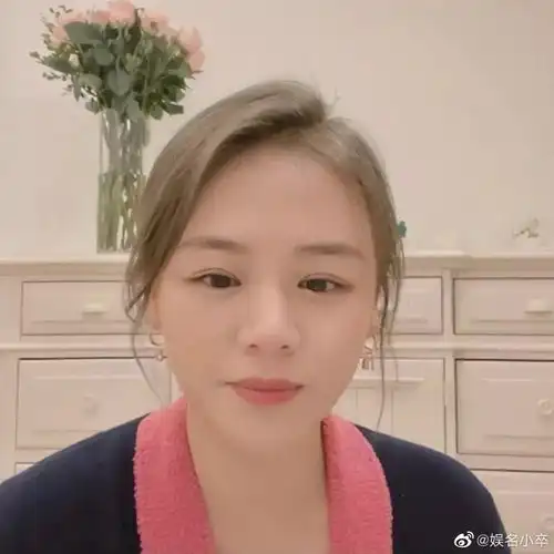 女星马思纯在社交平台晒出自拍,感觉整个人清瘦许多,下颌线越来越明显