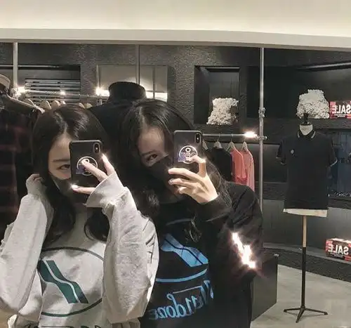 13岁李嫣晒近照用头发遮住嘴唇,涂大红色指甲油少女气息满满