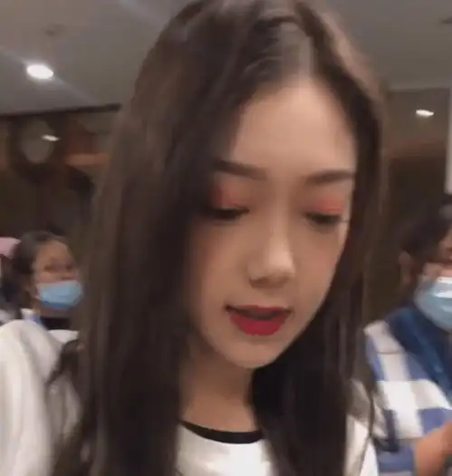 硬糖少女去扫楼,希林王艺瑾长相显眼,见到nene女团门面好绝