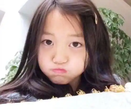 王菲二女儿李嫣关闭抖音小号,临走前改了头像,头像亮了