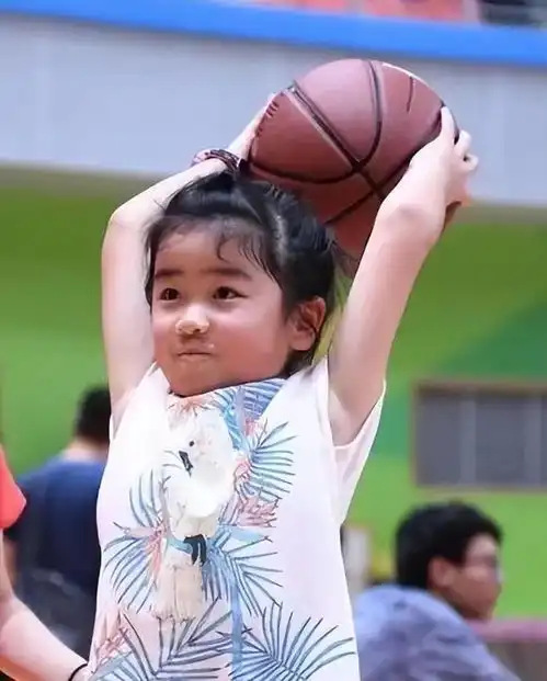 姚明机场排队做核酸,12岁女儿身高到爸爸肩部,被推测有1米8