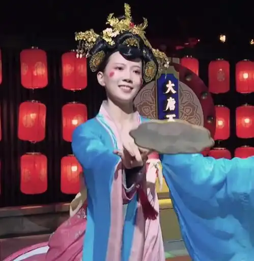 还记得那位最美不倒翁小姐姐吗两年不见,她比以前更漂亮了