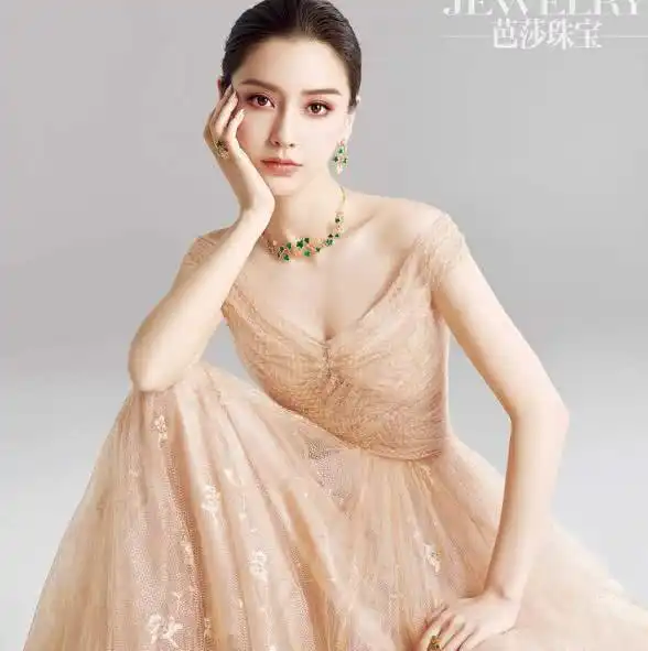 baby台前台后反差大最新大片穿黑衣变高冷女王,带儿子玩耍超温柔