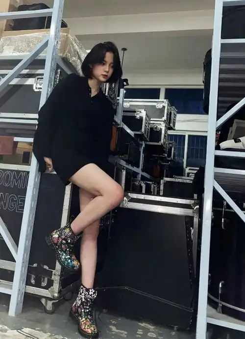 跟着宋妍霏鞠婧祎入手的马丁靴,竟然让我穿出了落跑仙女的感觉