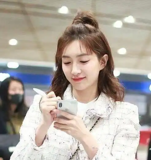 你还在扎丸子头今年流行男女通吃的苹果头,减龄还方便