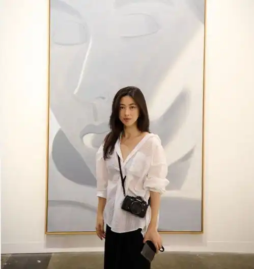 朱珠不愧是首富都得不到的女人,白衬衫奶奶鞋也能穿出万种风情