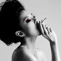 女生抽烟头像是它一直陪伴着寂寞的我