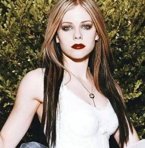 34岁艾薇儿卸掉烟熏妆后,当初万千风靡的叛逆少女,换人设