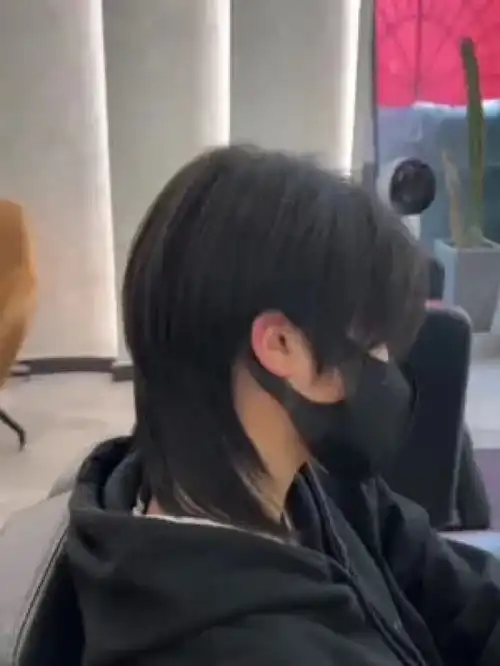 造型师徐豪狼尾北京染发北京做头发北京剪发女孩子剪了狼尾,真的也太酷了