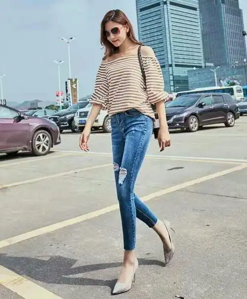 潮流时尚女孩,简约破洞牛仔裤搭配出素净优雅魅力一起来学习下