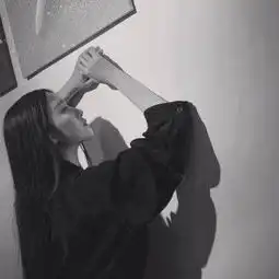 黑白孤傲高冷女生头像无论多晚最后只要嫁给爱情就好