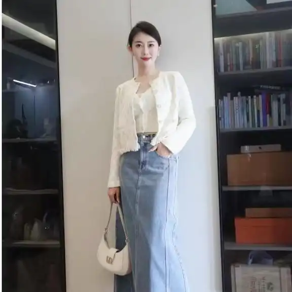 今秋流行的半身裙穿搭方法,优雅又气质,连背影都迷人