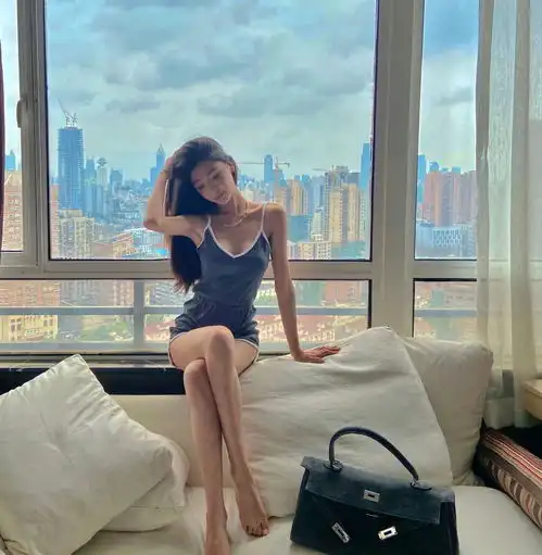 普通女生如何逆袭为氛围感美女,气质穿搭大波浪让人过目难忘