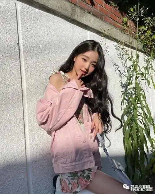 izone张元英晒吊带连衣短裙造型,大秀香肩美腿