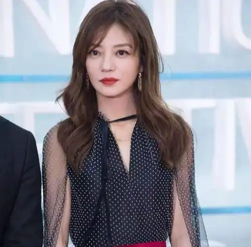 赵薇学郎朗弹钢琴动作与神情十分相似引网友大赞