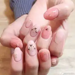 手白女生的福利清新的干花美甲