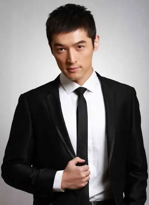 胡歌暖心赠票白血病粉丝,留络腮胡与其合影