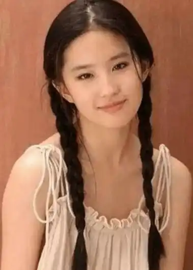 当女明星同扎双马尾热巴惊艳,谢娜俏皮,而她变身美少女战士