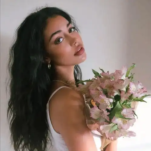 欧美头像女背着包草莓