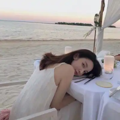 2023浪漫的季节女生唯美图片