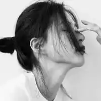 qq头像女生半脸女生半脸黑白的qq头像
