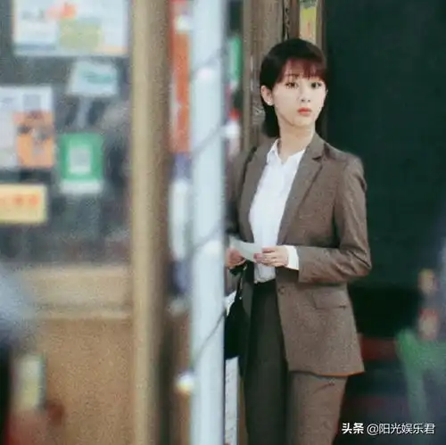 杨紫街头拍戏被拍,气质短发配小西装,职场女性魅力十足