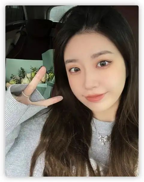 美女网红庄庄官宣结婚,晒与丈夫结婚证报喜讯,两人相恋不到半年