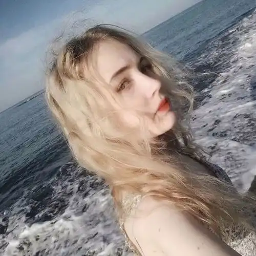 头像女的欧美风灯芯