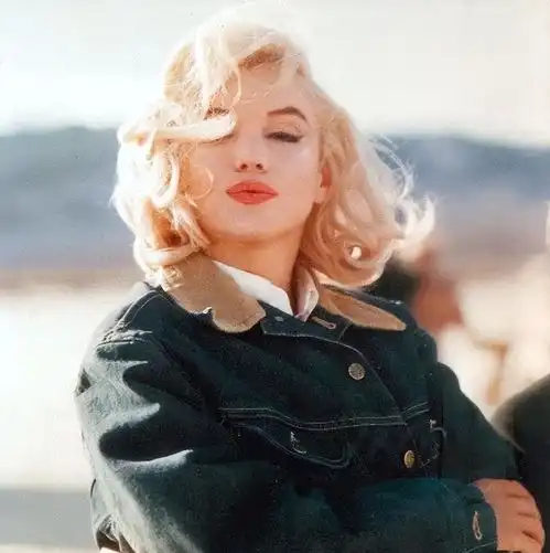 1962年梦露葬礼金发被剃光,穿绿色紧身球衣入殓,身体只剩空壳