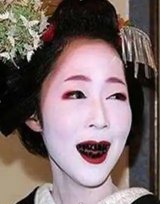 中国三寸金莲极其残忍,日本欧洲更为奇葩,网友古代女子太可怜