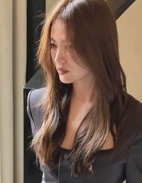 宋慧乔现身时装周,一身劲装坐c位,网友离婚后气场开了挂