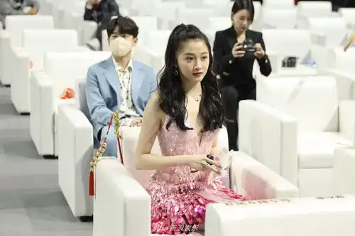 组图微博之夜女星花式争艳杨紫赵丽颖baby倪妮等秀蛮腰锁骨
