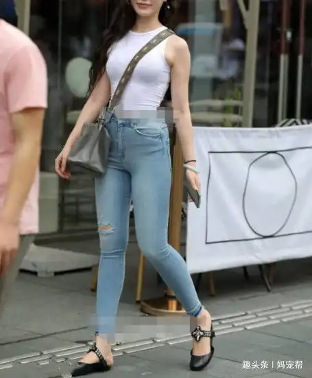 时髦简约的穿搭方案,白衬衫牛仔裤,修饰身材,显女神气质