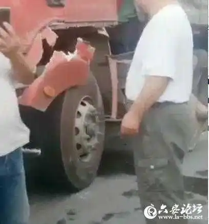 突发霍邱2货车相撞现场一片狼藉