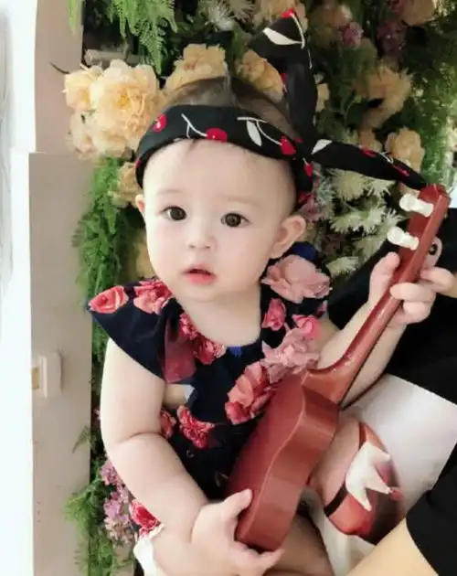 樊少皇娇妻晒女儿照片,大眼睛似洋娃娃,一家三口幸福美满