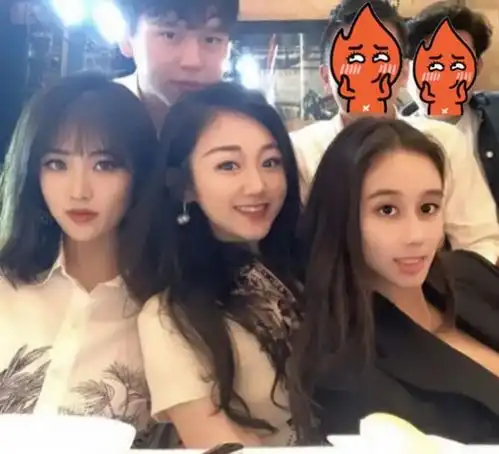 陈凯歌长子和何超欣现身奢华聚会,满屋子的富二代,姚安娜也在