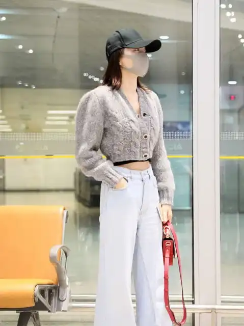 秦岚秀街拍,穿粉色衬衫显甜美,下搭百褶裙美似20岁女生