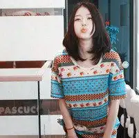 漂亮的会放电的大眼睛90后女生头像假装不在乎的看着你