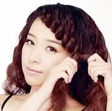 黑发女生气质头像发型新