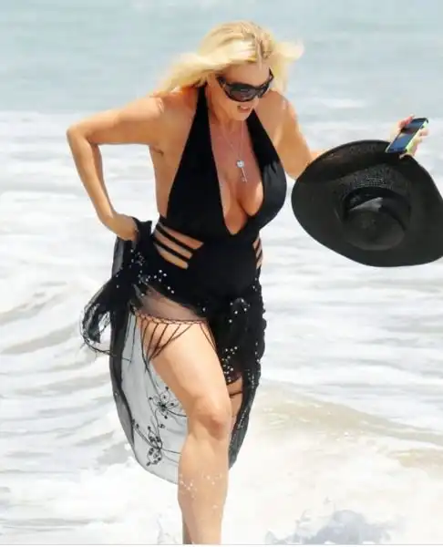 欧美女星海边度假自娱自乐,网友戴帽子那张太酷了