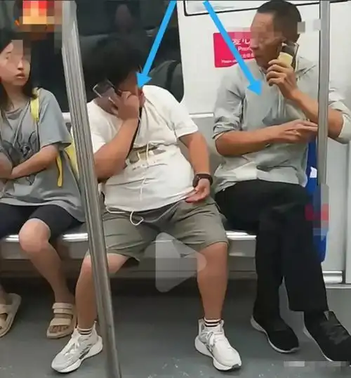 奇葩女子地铁内猥亵大爷,多次触摸隐私部位,网友评论笑翻天
