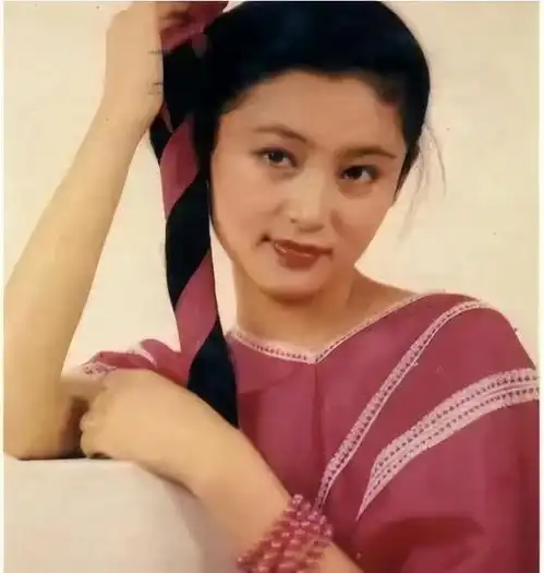 她被称为大陆第一美人,两大名导为其着迷,今55岁活得像25岁