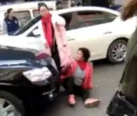 奇葩女子碰瓷讹到20元,高兴得当街跳舞......这样的做法真的值得开心吗